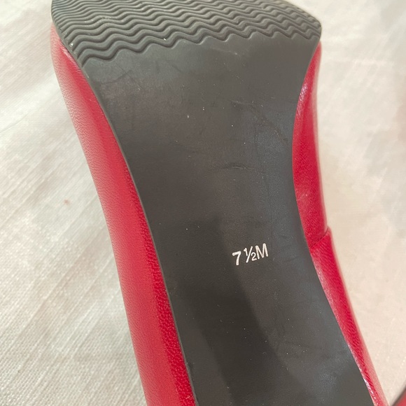 Red Closed Toe Heels With Bow! - Picture 3 of 3